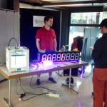 Stand an der VSHSR Untervereinsvorstellung im Herbst 2015. Auf dem Tisch steht ein 3D-Drucker, die 7-Segment LED-Anzeige und ein paar farbige LEDs.