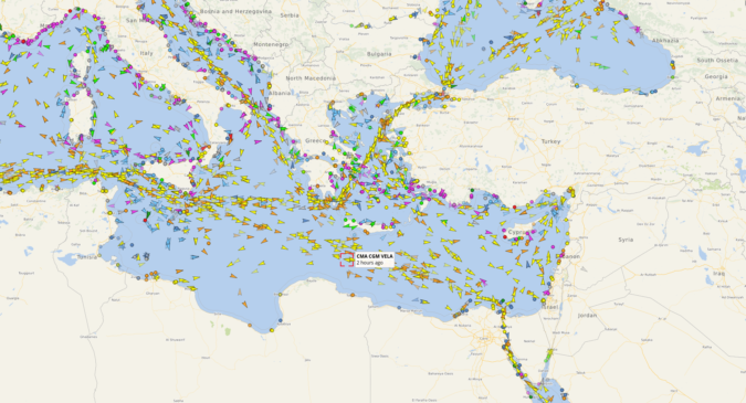 Screenshot einer Schiffs-Tracking-Website, wo man den Schiffsverkehr durch das Mittelmeer sieht.